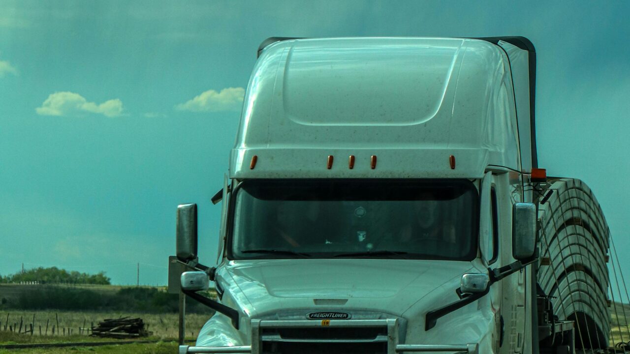 Top 6 Kansas City Companies for New CDL Grads (Tuition Reimbursement & Finishing)